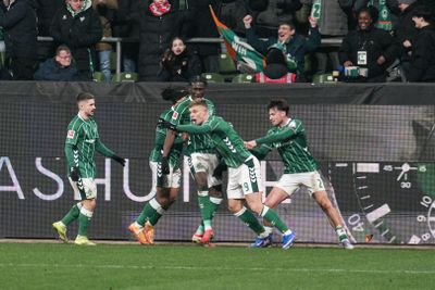 Keke Topp jubelt mit seinen Mitspielern nach seinem Tor gegen Gladbach.