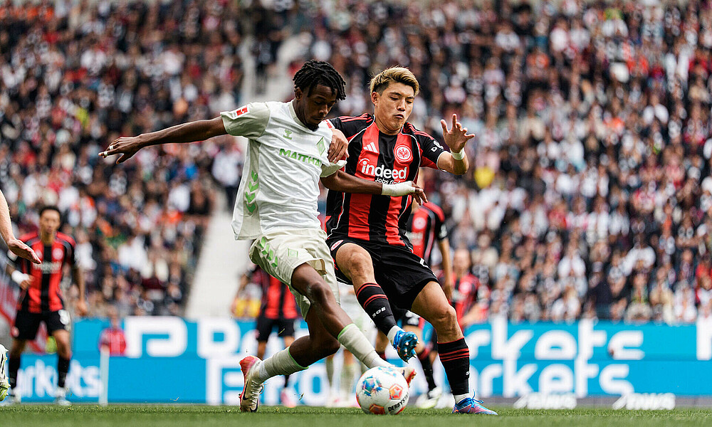 null Samuel Mbangula im Zweikampf mit Frankfurts Ritsu Doan
