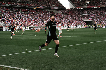 Oliver Burke jubelt nach seinem Tor zum 2:1 in Stuttgart. 