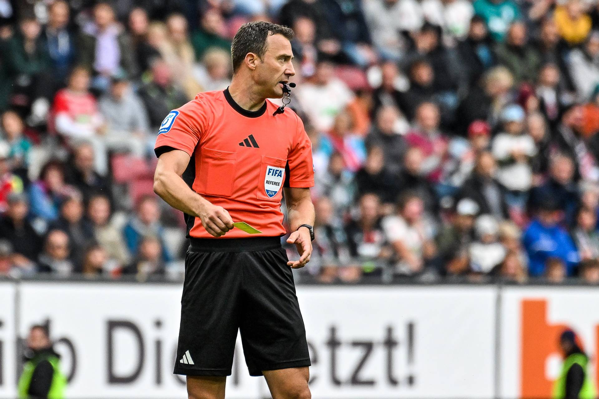 Felix Zwayer zieht eine Karte aus seiner Tasche.