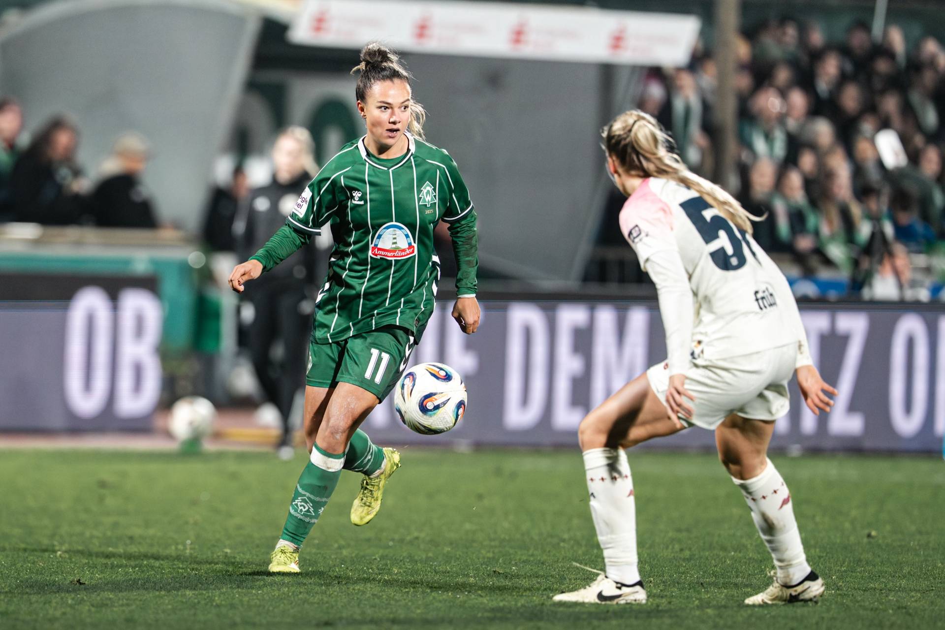 Maja Sternad im Zweikampf mit einer Leverkusenerin.