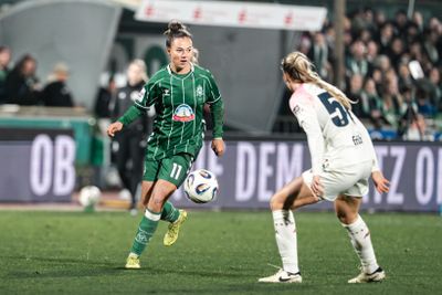 Maja Sternad im Zweikampf mit einer Leverkusenerin.