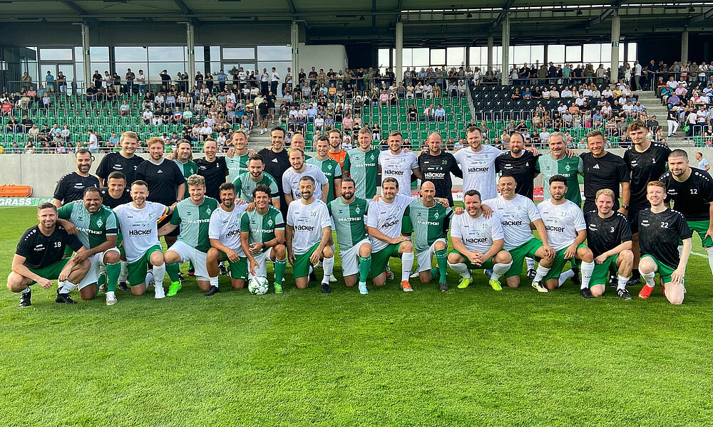 Die WERDER-Legenden zusammen mit dem Team des SV Rödinghausen/Betriebssport Firma Häcke.