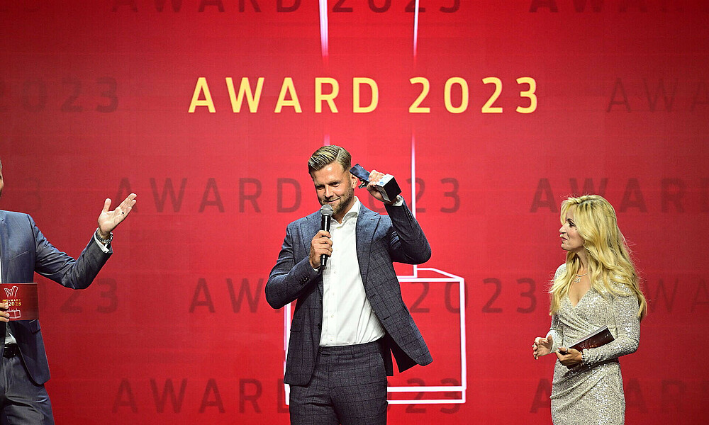 Niclas Füllkrug nimmt den Sport Bild Award entgegen. 