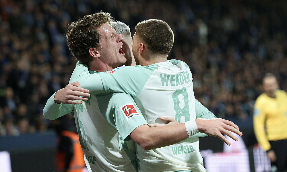 Jens Stage wird nach seinem Tor geherzt. 