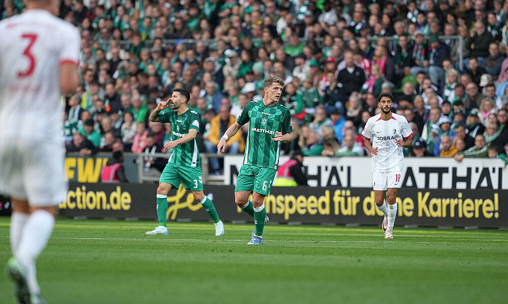 Jens Stage auf dem Platz im grünen Trikot. 