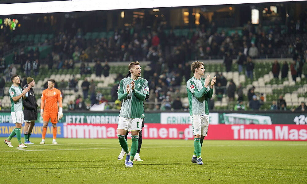 Die Spieler applaudieren der Kurve. 