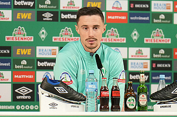 Marco Friedl spricht im Rahmen einer Mixed Zone ins Mikrofon.