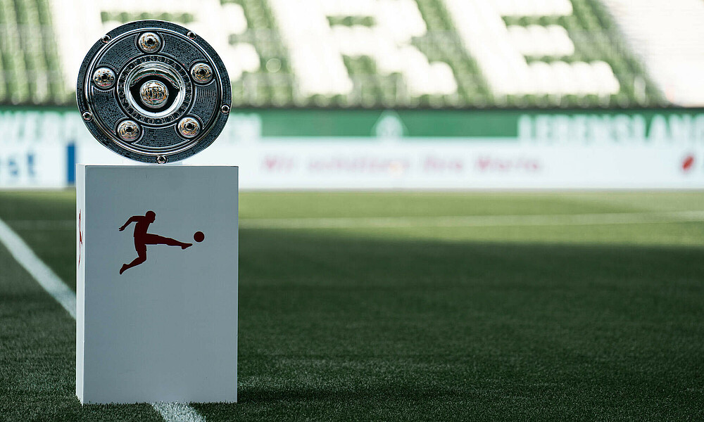 Die Meisterschale auf dem Platz im Weserstadion. 