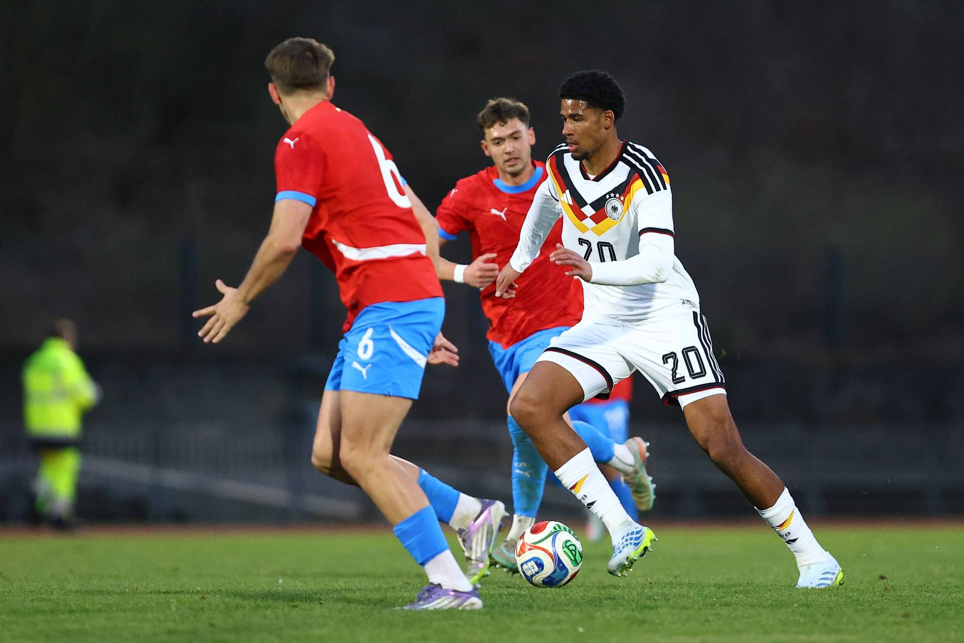 Salim Musah mit Ball am Fuß im Trikot der deutschen U20-Nationalmannschaft.