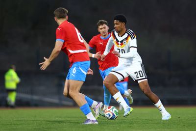Salim Musah mit Ball am Fuß im Trikot der deutschen U20-Nationalmannschaft.
