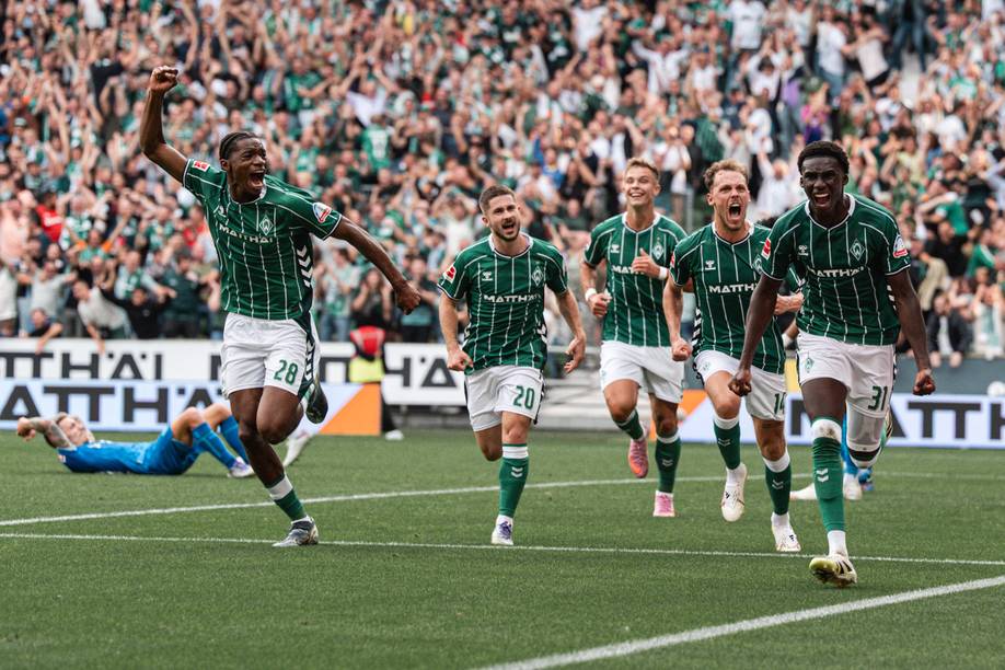 Karim Coulibaly jubelt nach seinem späten Ausgleich gegen Bayer 04 Leverkusen.