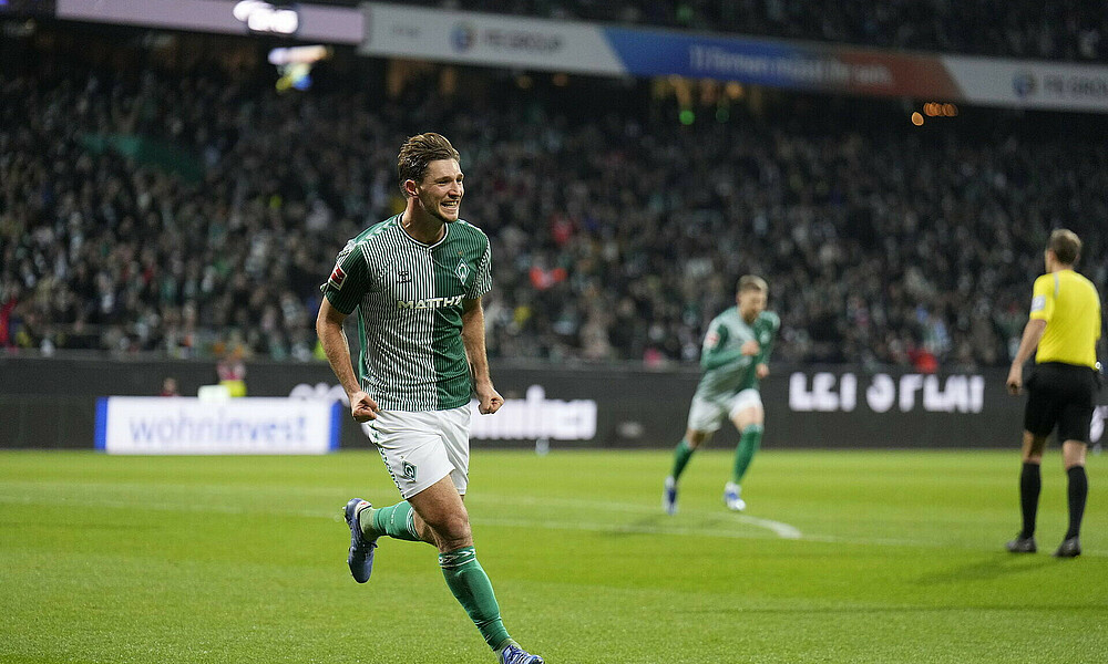 Niklas Stark läuft lachend.