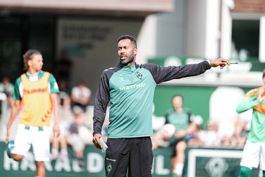 Daniel Thioune gibt Anweisungen auf dem Traingsplatz.