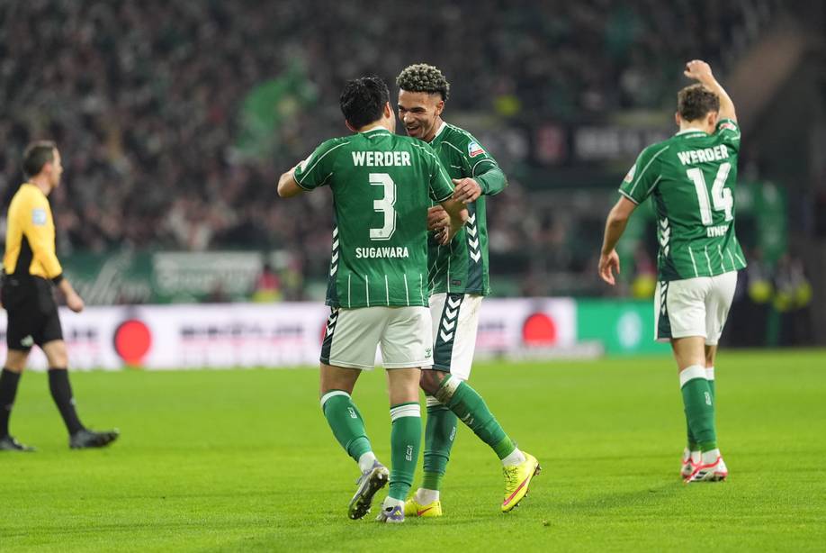 Justin Njinmah und Yukinari Sugawara freuen sich