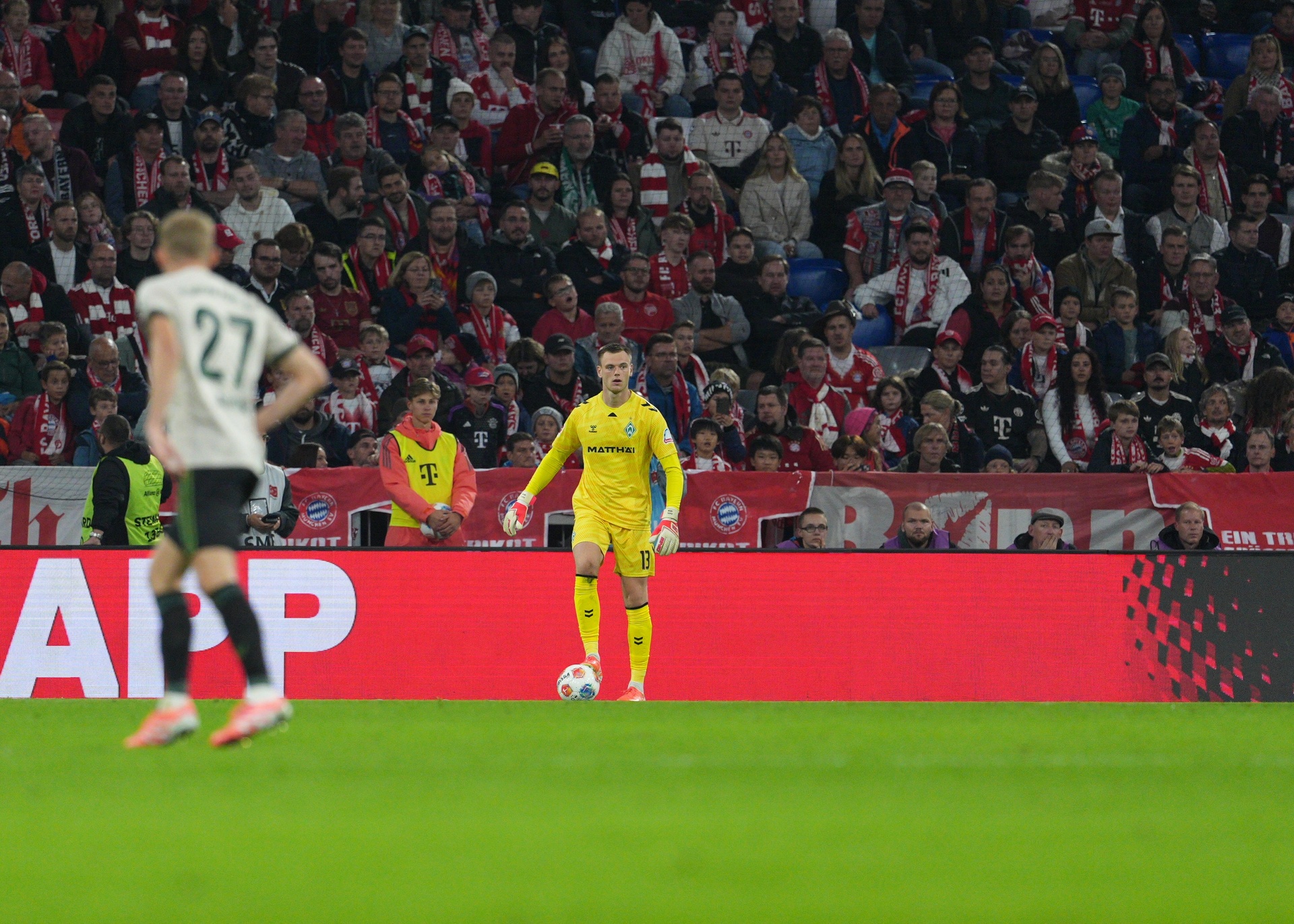 Karl Hein am Ball im Auswärtsspiel bei Bayern