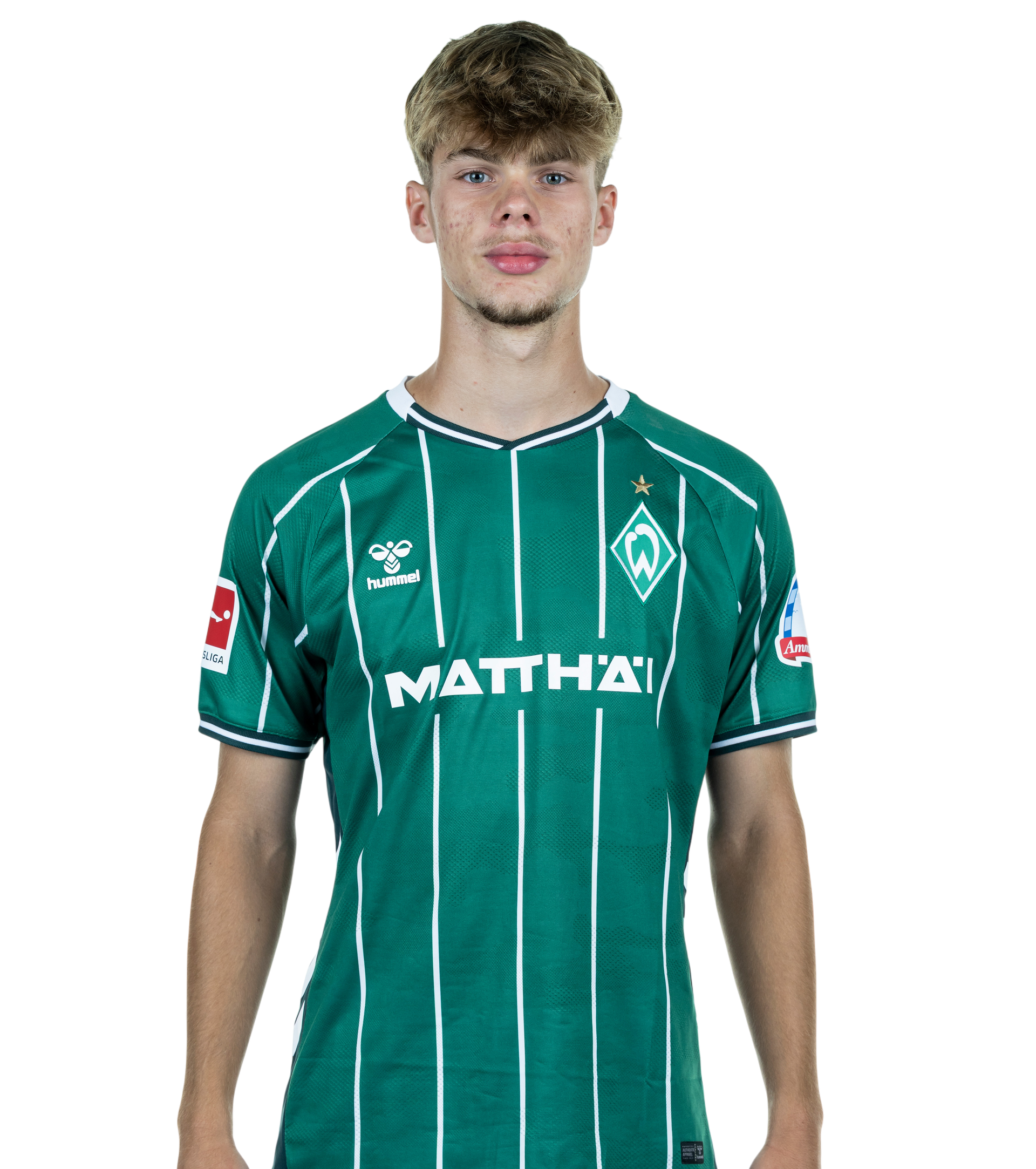 Portrait von Mick Schmetgens. Er stemmt die Hände in die Hüften.