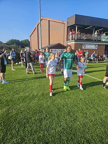 Ailton läuft vor dem Spiel ein.