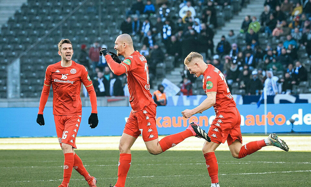 Ajorque beim Torjubel in Berlin mit Bell und Hanche-Olsen. 