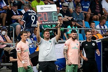 Oliver Burke steht an der Seitenlinie zur Einwechlung.