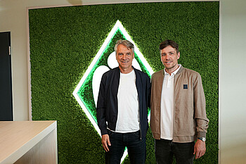 Horst Steffen und Clemens Fritz lächeln in die Kamera. 