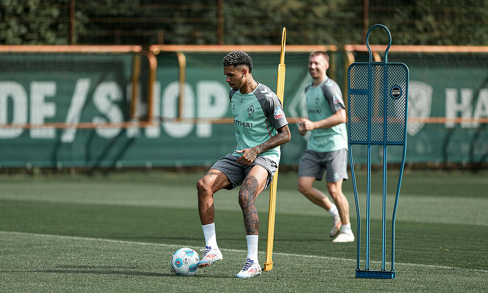 Justin Njinmah mit dem Ball am Fuß. 