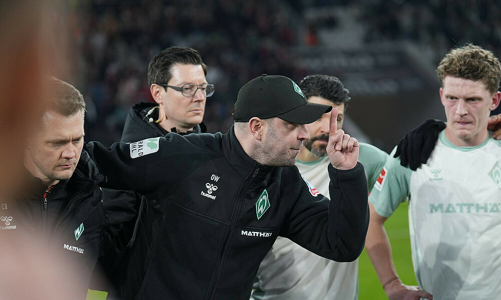 Ole Werner spricht im Kreis zu seiner Mannschaft.