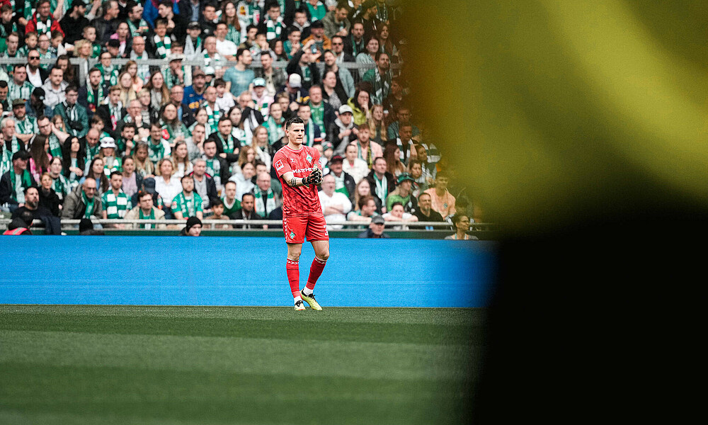 Michael Zetterer richtet seine Torwarthandschuhe.