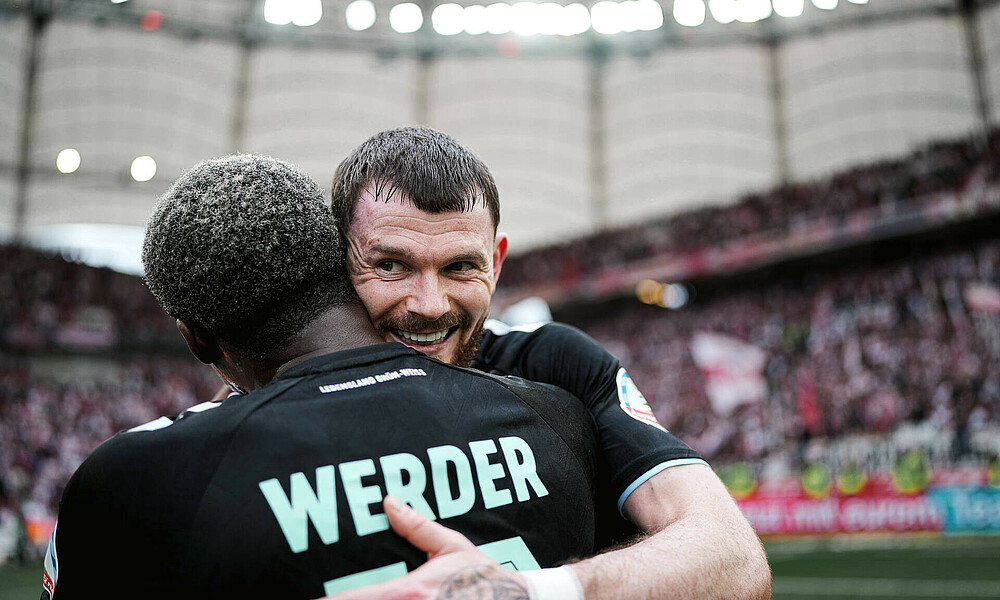 Oliver Burke umarmt Derrick Köhn. 