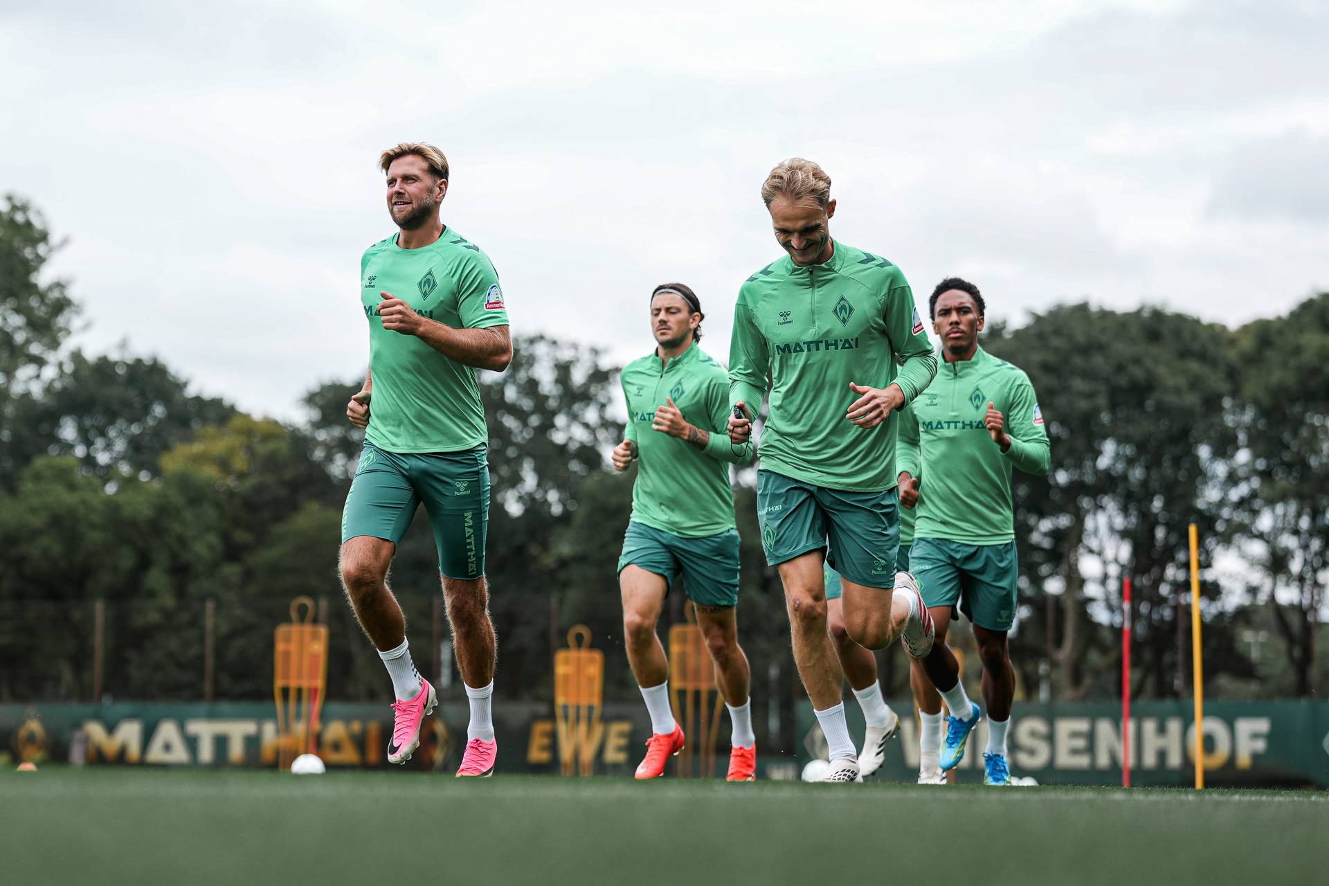Niclas Füllkrug läuft lachend auf dem Trainingsplatz.