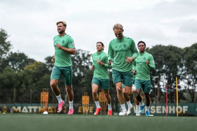 Niclas Füllkrug läuft lachend auf dem Trainingsplatz.