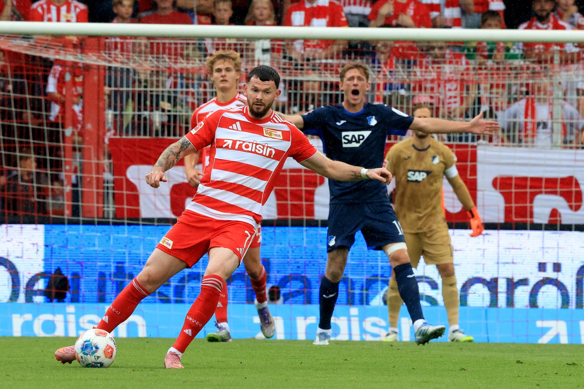 Burke mit Ball am Fuß beim Heimspiel gegen die TSG Hoffenheim.