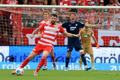 Burke mit Ball am Fuß beim Heimspiel gegen die TSG Hoffenheim.