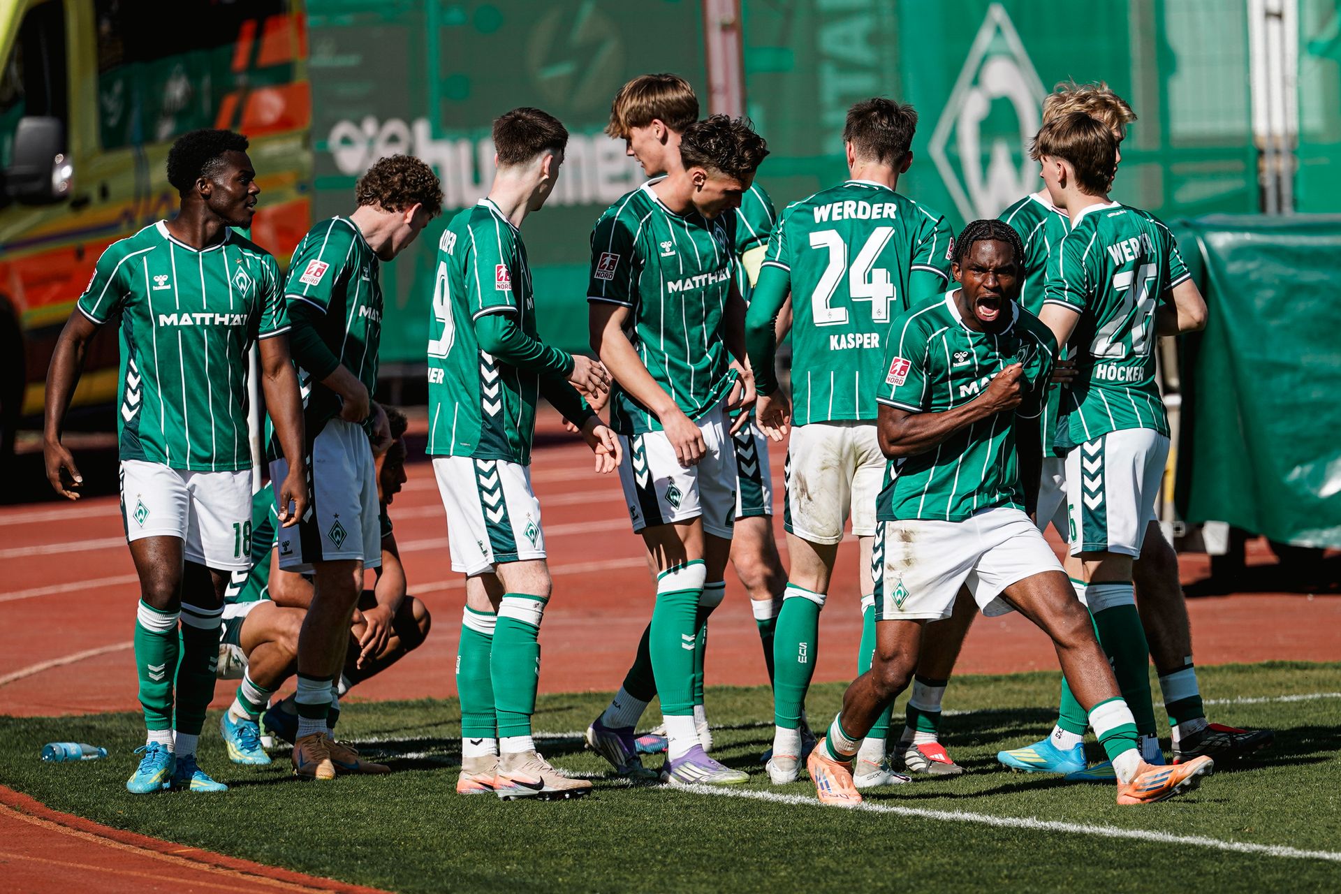 Die U23 jubelt gemeinsam ausgelassen.