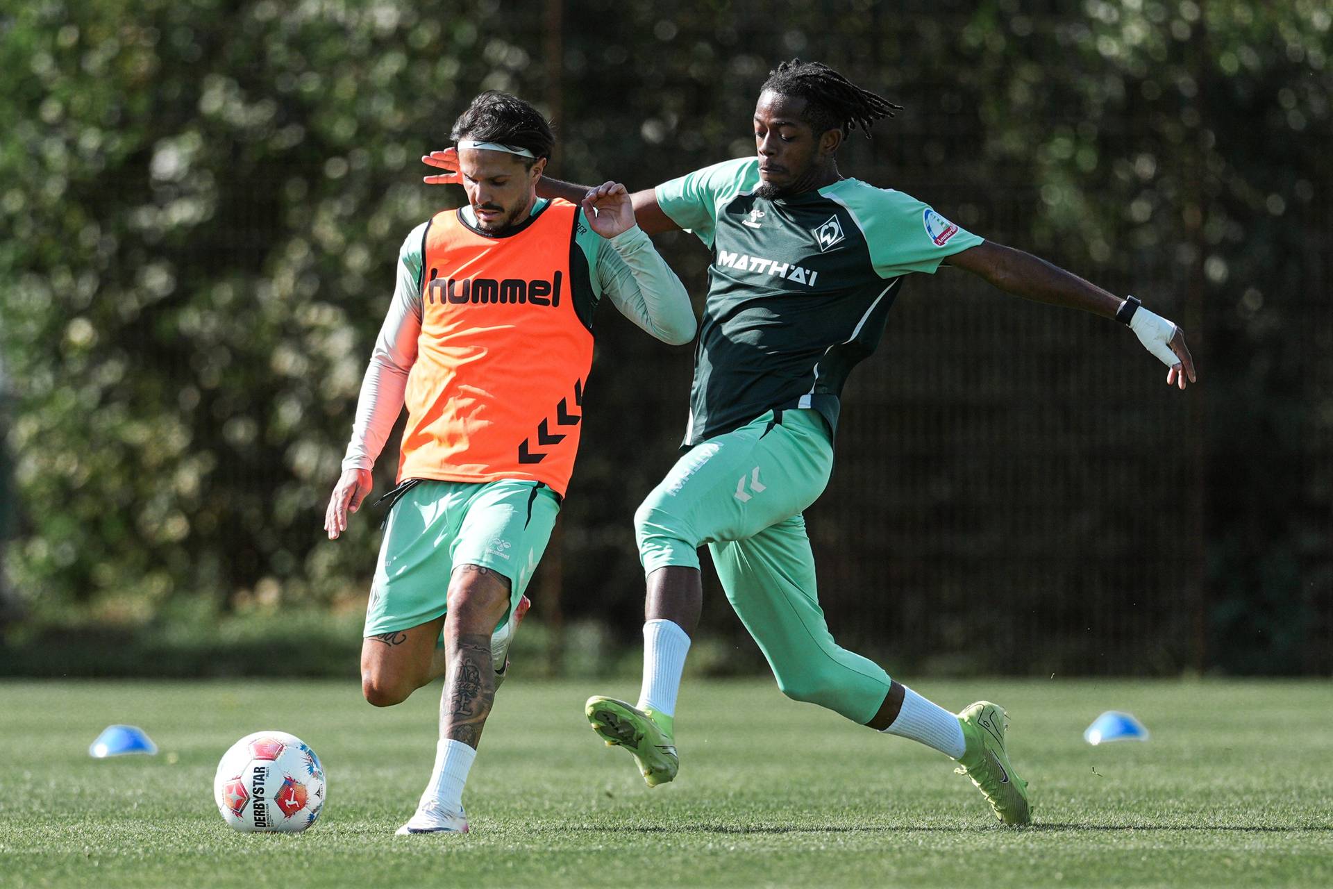 Leonardo Bittencourt im Zweikampf mit Samuel Mbangula.