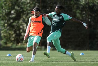 Leonardo Bittencourt und Samuel Mbangula im Zweikampf.