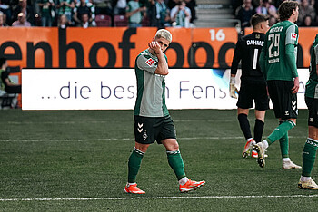 null Romano Schmid nach seinem Tor, küsst sich auf den Unterarm.