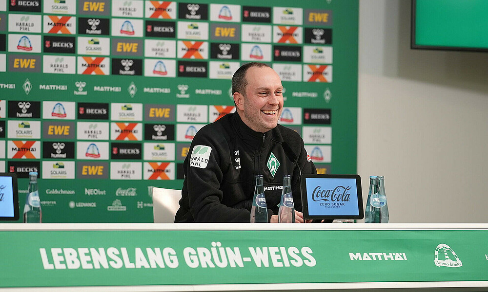 Ole Werner auf dem Podium bei der Pressekonferenz