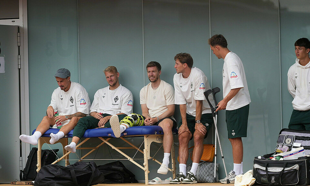 Mitchell Weiser am Platz auf einer Bank. 