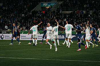 Leonardo Bittencourt möchte nach seiner Chance einen Eckball haben und blickt gestikulierend zum Assistenten.