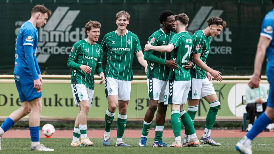 Die U23 jubelt gemeinsam.