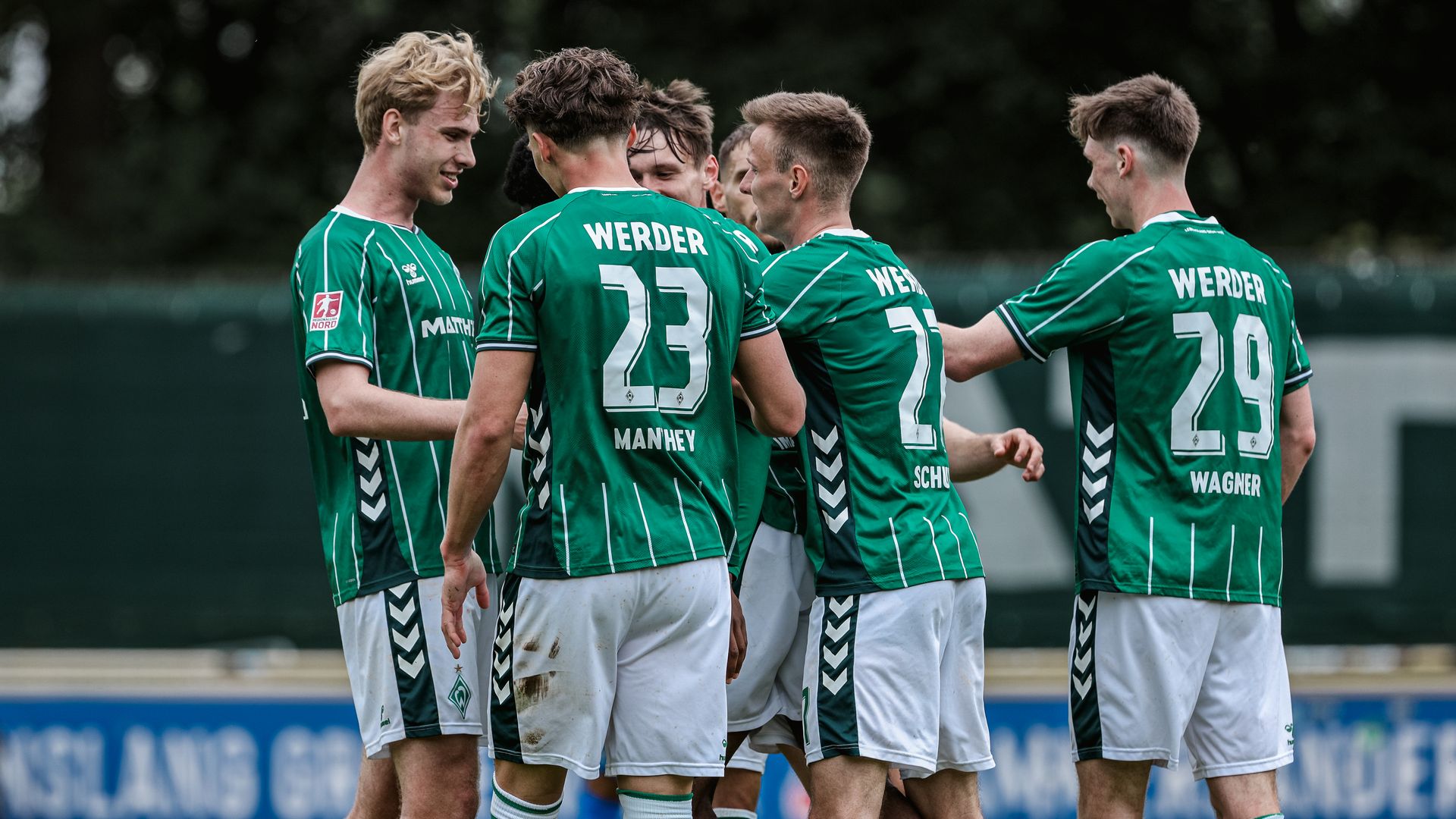 Die U23 jubelt gemeinsam und umarmt sich.