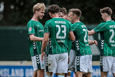 Die U23 jubelt gemeinsam und umarmt sich.