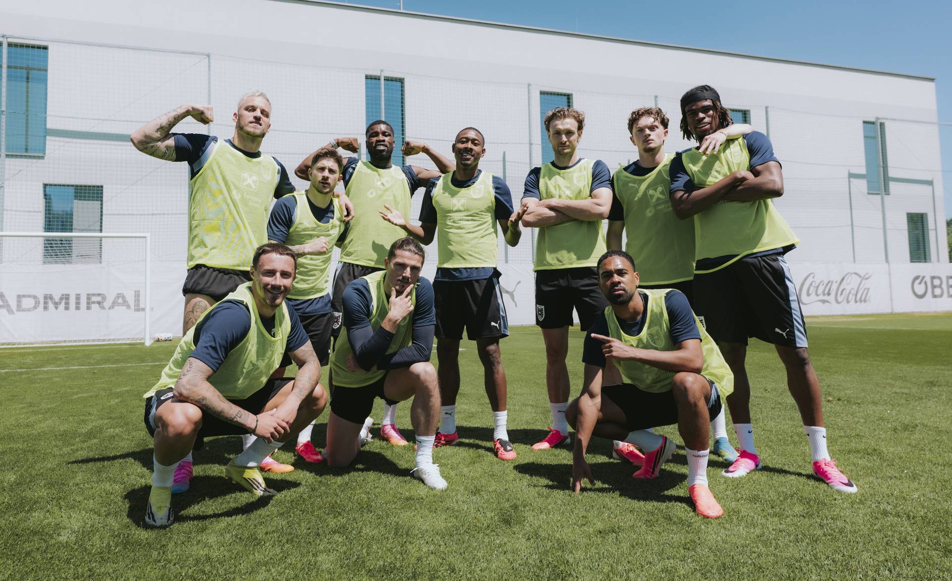 Marco Friedl und Romano Schmid auf einem Gruppenfoto mit den Teamkollegen.