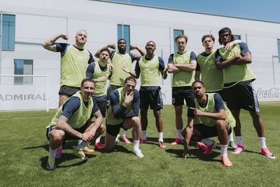 Marco Friedl und Romano Schmid auf einem Gruppenfoto mit den Teamkollegen.