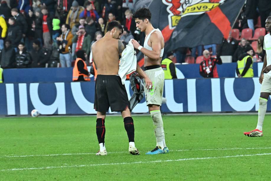 Julian Malatini steht neben seinem Leverkusener Gegenspieler und tauscht mit ihm das Trikot.