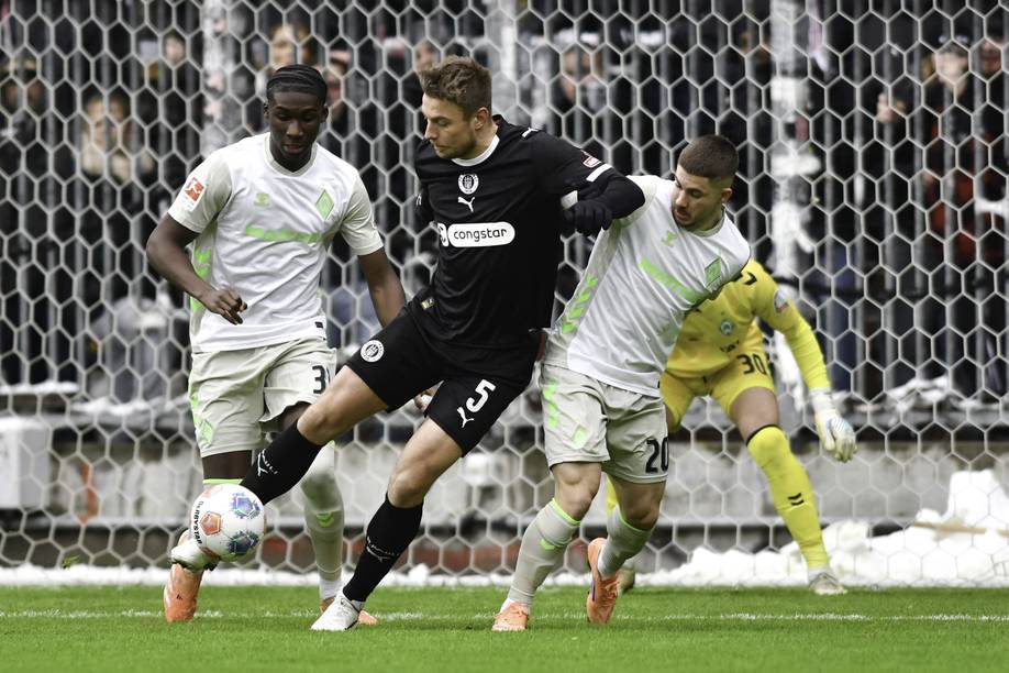 Karim Coulibaly und Romano Schmid im Zweikampf mit Hauke Wahl.