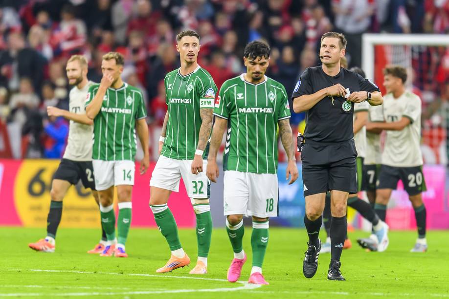 Frank Willenborg steckt sich eine Karte wieder in seine Brusttasche.