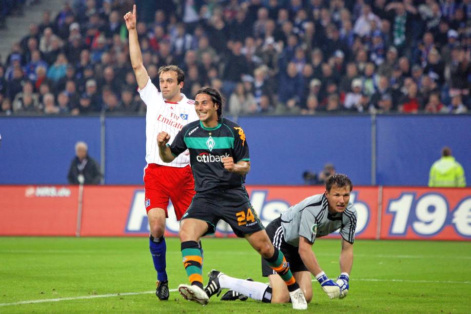 Frank Rost auf dem Boden im Tor, neben ihm Pizarro und Mathijsen.