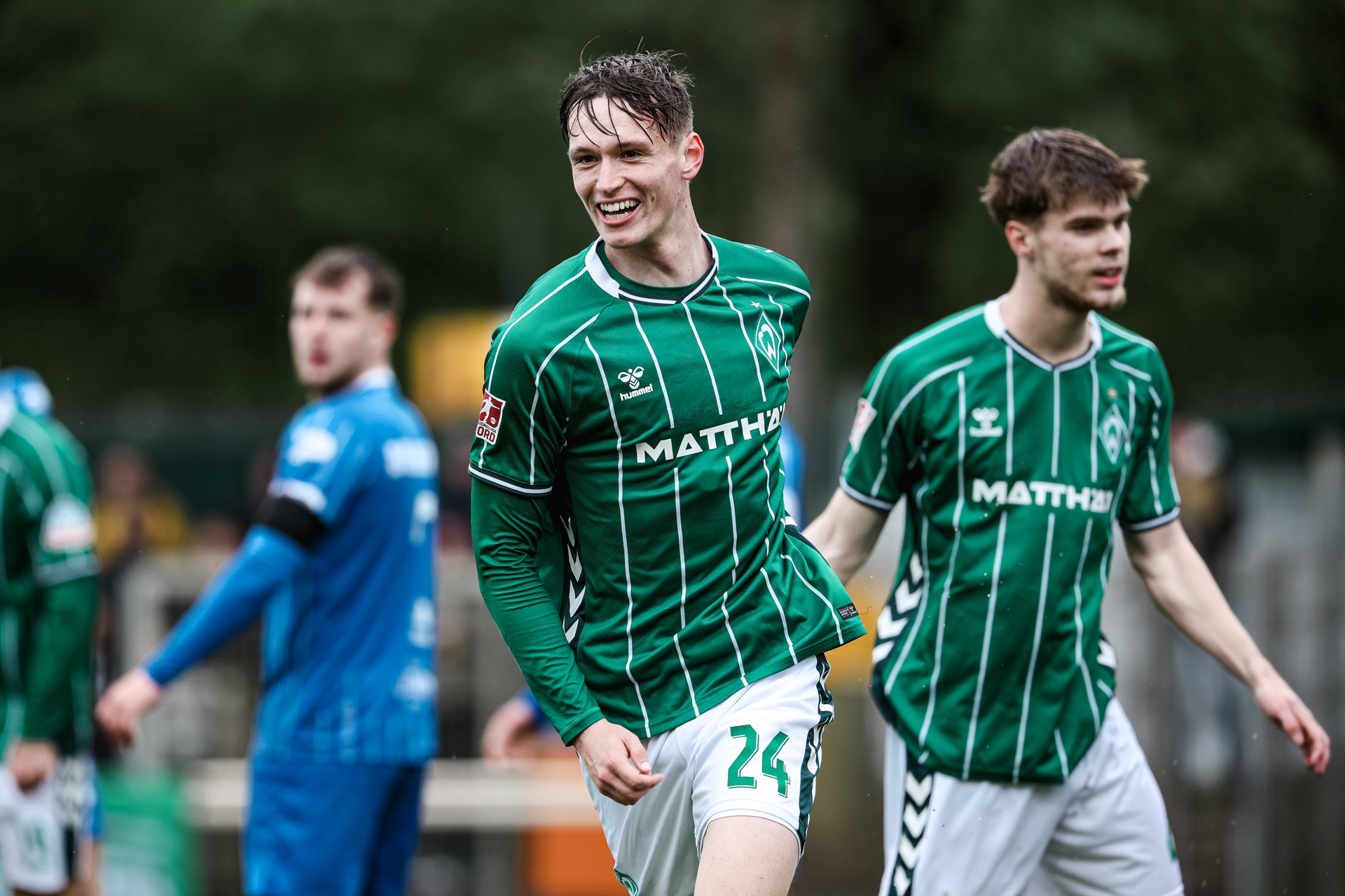 Dominik Kasper bejubelt einen Treffer und lächelt.